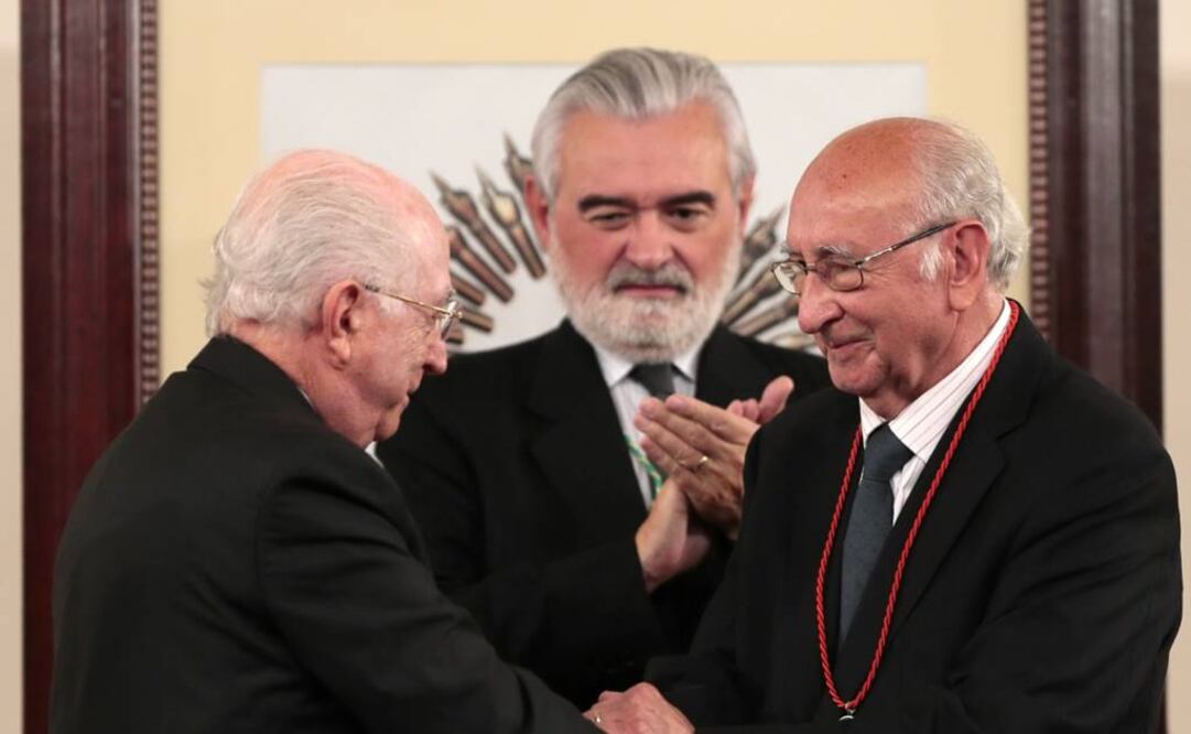 El chileno Pedro Lastra (d) recibió de manos del director de la Real Academia Española (RAE), Darío Villanueva (c), y el director de la Academia Mexicana de la Lengua, Jaime Labastida (i), el II Premio Internacional de Ensayo. (FOTO: EFE)