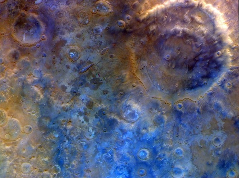Vista a color realzado del gran cráter de doble anillo Huygens (arriba a la derecha), que tiene un diámetro aproximado de 470 kilómetros, y de las tierras altas del sur a los alrededores, densamente cubiertas de cráteres. Foto: NASA
