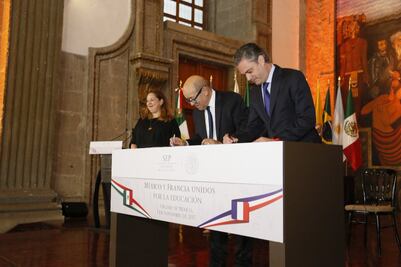 SEP firma acuerdo para reforzar clases de francés en escuelas normales