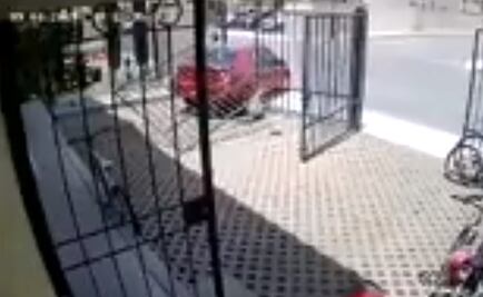 Captan en video cómo niña y adulto son atropellados por auto en reversa en Edomex 