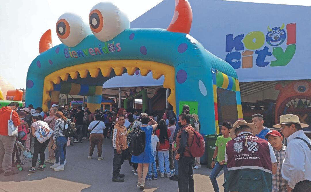 Decenas de familias abarrotaron el Zócalo para disfrutar de juegos y dinosaurios en el Zocalito de las Infancias; las actividades fueron suspendidas por la contingencia ambiental. FOTO: FRIDA SÁNCHEZ Y GABRIEL PANO. EL UNIVERSAL