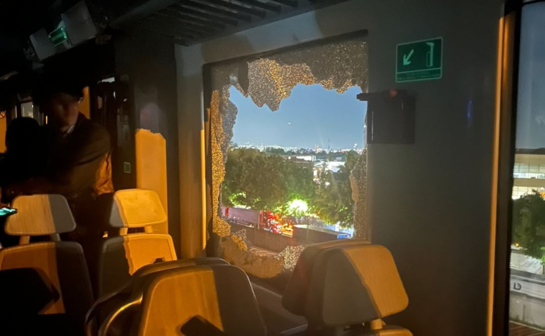 Usuarios que se encontraban en el interior del tren rompieron uno de los vidrios de salida de emergencia, ante una posible evacuación. Foto: Especial