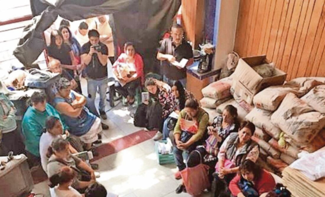 César Cravioto Romero, titular de la Comisión para la Reconstrucción, y representantes de la constructora CAS presentaron a los condóminos del 1-C el programa de obra para reponer las viviendas de los afectados por 19-S. FOTO: ESPECIAL