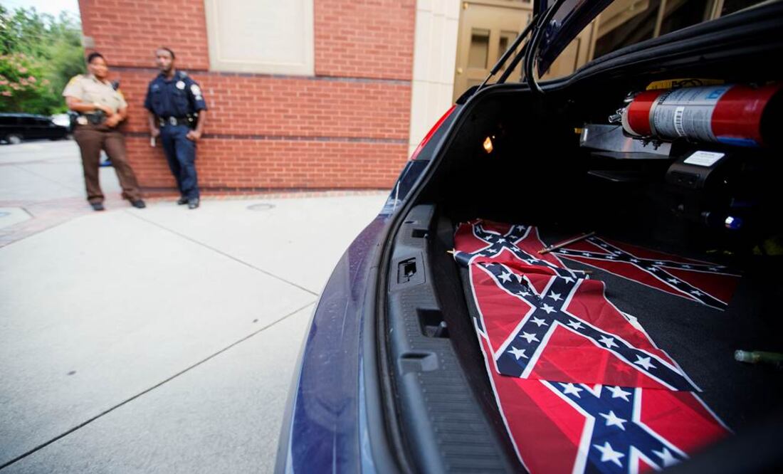La policía y las autoridades federales se encargaron de retirar las banderas esta mañana (Foto: AP)