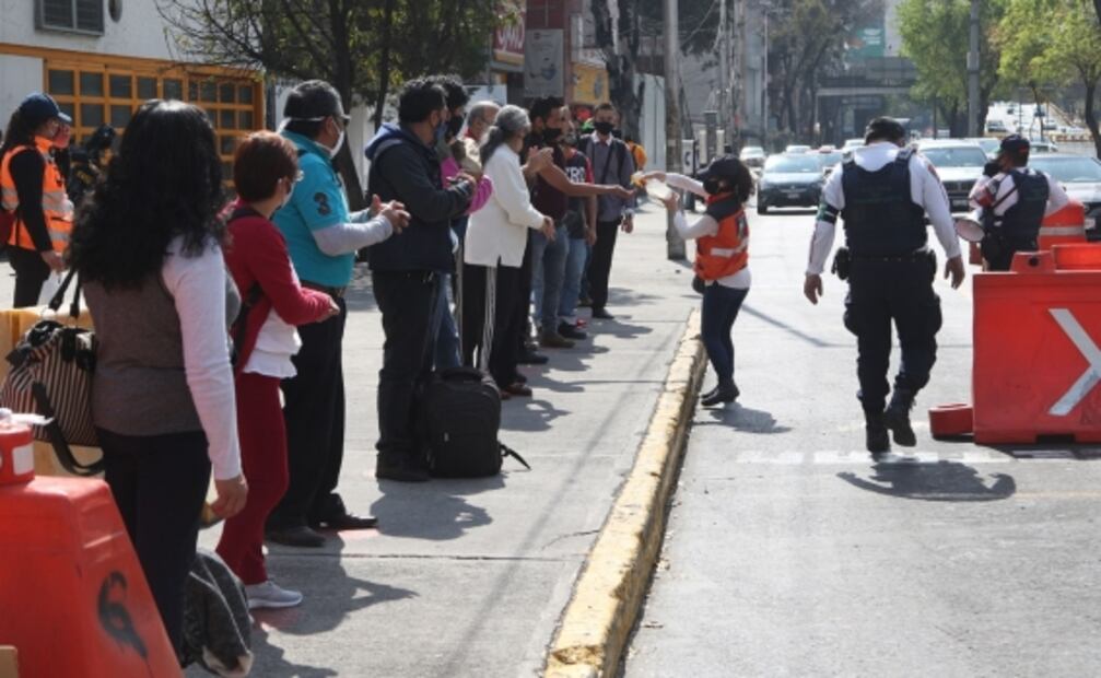 Aumento en la venta de flores y coronas, Metro sin servicio y protestas de ciclistas, entre las fotos de la semana