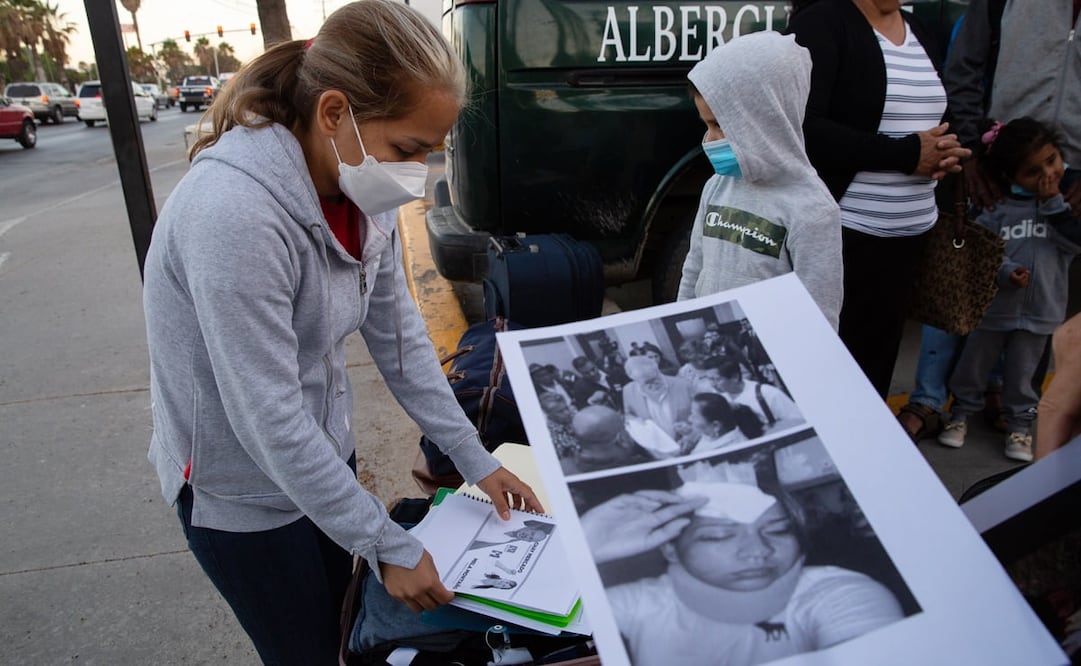 María y su hijo afuera de las oficinas de INM en Tijuana. Llevan consigo cada una de las pruebas de que su vida peligra en México. Poco antes de las siete horas emprendieron su viaje a Estados Unidos. Fotos: Aimee Melo. EL UNIVERSAL