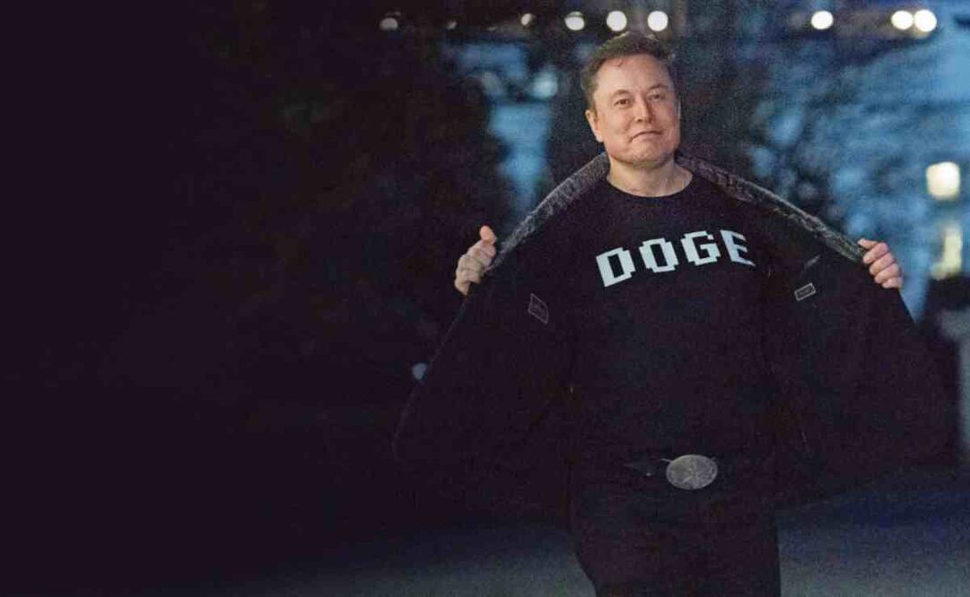 Elon Musk, en una imagen del domingo en la que mostró su playera con las iniciales del Departamento de Eficiencia Gubernamental (DOGE) afuera de la Casa Blanca. (11/03/2025) Foto: José Luis Magaña | AP