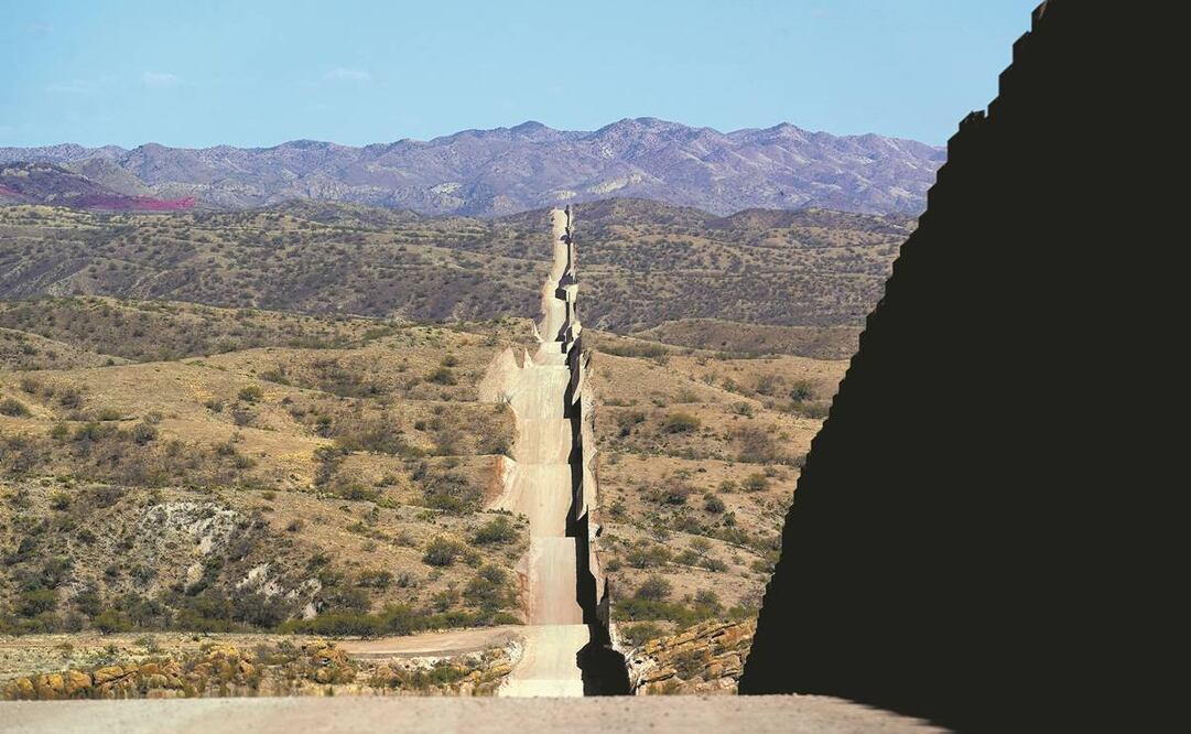 El muro fronterizo, a lo largo del paisaje cerca de Sasabe, Arizona. Foto: Ross D. Franklin/AP.