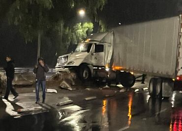 Tráiler choca en Insurgentes Sur, colapsando el tráfico en Coyoacán por más de 4 horas; el conductor fue detenido