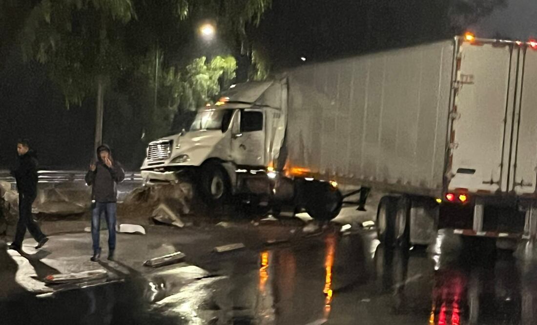 Tráiler choca en Insurgentes Sur, colapsando el tráfico en Coyoacán por más de 4 horas; el conductor fue detenido. Foto: Especial