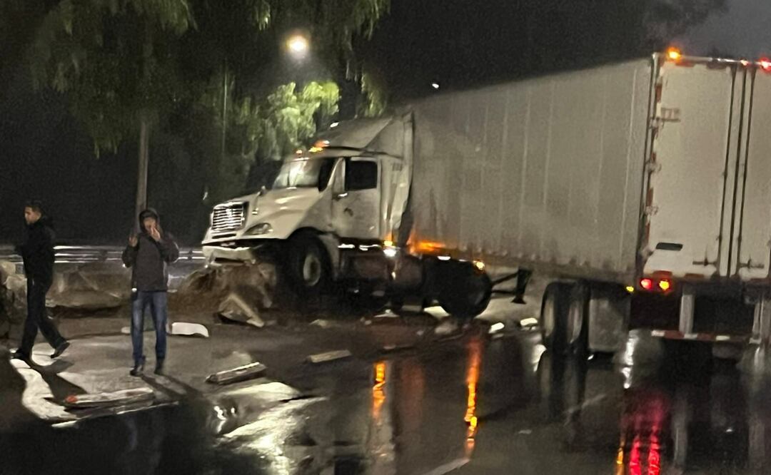 Tráiler choca en Insurgentes Sur, colapsando el tráfico en Coyoacán por más de 4 horas; el conductor fue detenido. Foto: Especial