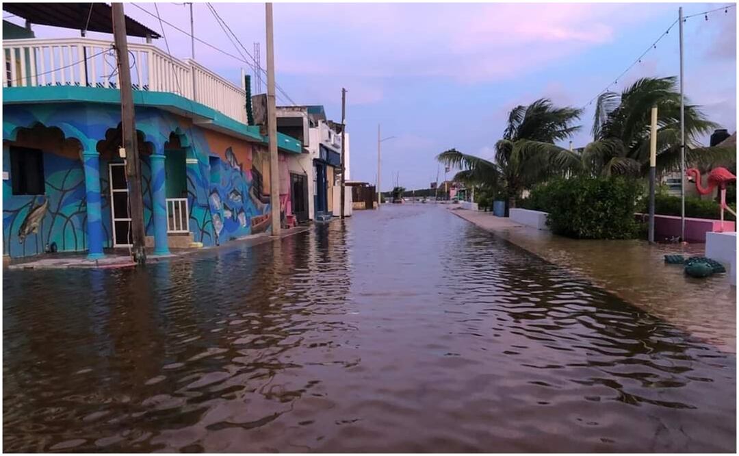 En Rio Lagartos y Progreso, Yucatán continúan las inundaciones que dejó el paso del huracán "Milton". Foto: Especial