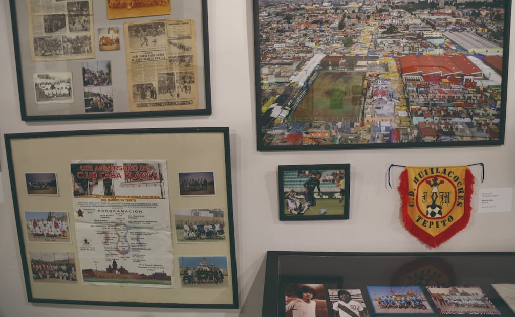 El público visitante podrá apreciar fotos, escudos, playeras y notas periodísticas de figuras de Tepito que han destacado en el futbol del barrio. Foto: Carlos Mejía/ EL UNIVERSAL