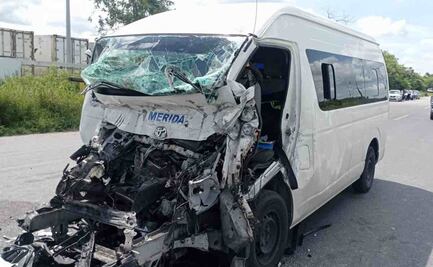 Rescatan a conductor tras quedar prensado luego de estrellarse contra tráiler en la vía Mérida-Progreso