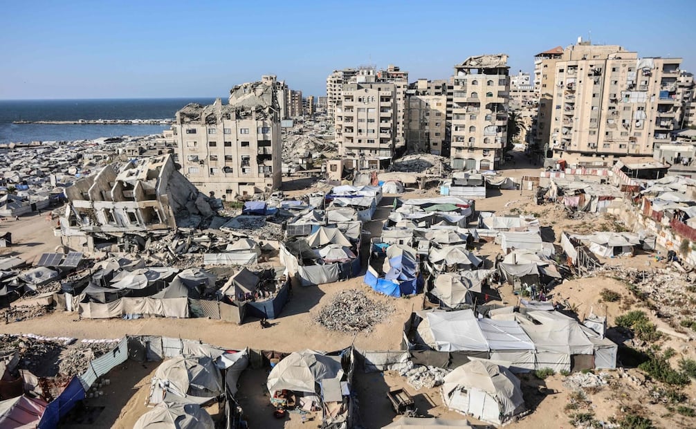 Escombros y restos de concreto quedaron esparcidos tras un ataque israelí contra una vivienda en Ciudad de Gaza durante la madrugada del sábado (20/06/2026). Foto: AFP