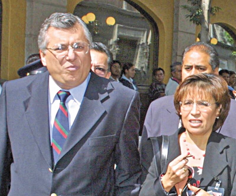 Ramón Sosamontes acompañado de Rosario Robles en 2001 al acudir a un informe de Andrés Manuel López Obrador, cuando ambos operaban de la mano a favor del entonces jefe de gobierno del ex-Distrito Federal. ARCHIVO EL UNIVERSAL