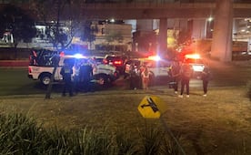 Motosicario ejecuta a hombre mientras circulaba en Periférico Sur; conductor se impacta contra muro de contención