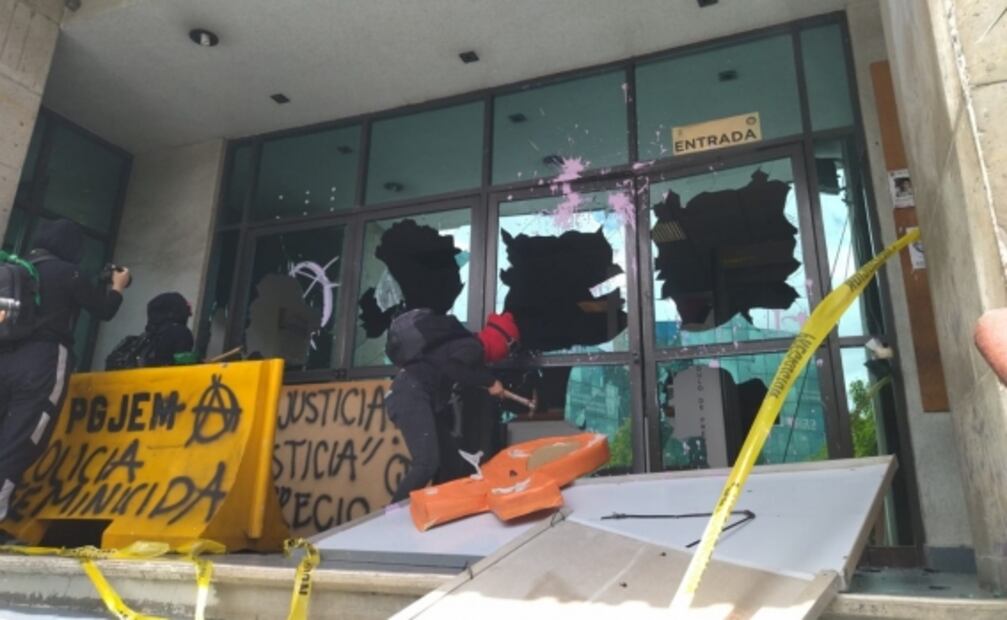 Feministas se manifiestan en Fiscalía de Tlalnepantla; exigen justicia por feminicidio de Fernanda