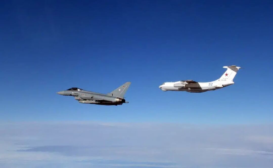 En esta foto distribuida por el Ministerio de Defensa británico, aviones británicos y alemanes van a interceptar un avión ruso que se acerca al espacio aéreo de Estonia. Foto: AP