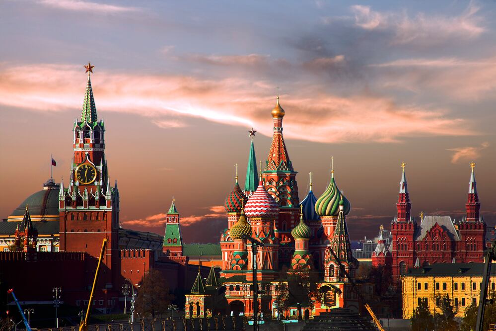 La emblemática Plaza Roja, rodeada por el Kremlin y la Basílica de San Basilio. (Foto: iStock)
