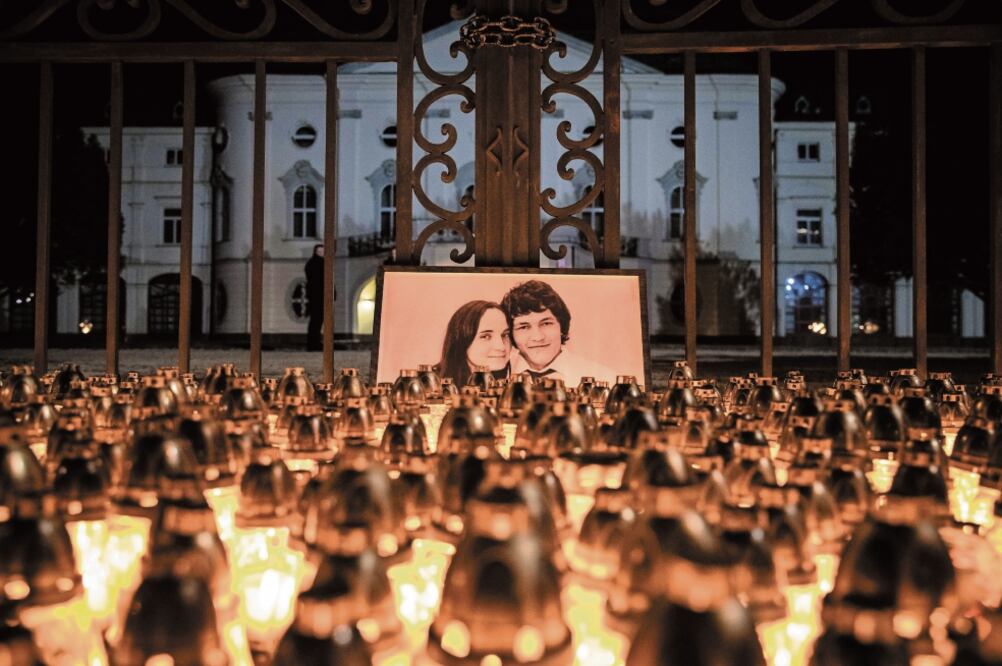 Un memorial en febrero de 2018 en Bratislava, Eslovaquia, para el periodista Jan Kuciak y su prometida, Martina Kusnirova, quienes fueron asesinados. Foto: MATEJ KALINA. EFE