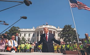 El presidente Donald Trump, cerca de las obras para construir el helipuerto en el Jardín Sur de la Casa Blanca. Foto: EFE