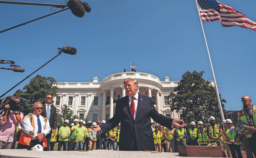 El presidente Donald Trump ayer cerca de las obras para construir el helipuerto en el Jardín Sur de la Casa Blanca. Foto: EFE