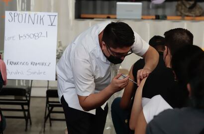 Covid-19: ¿Qué vacuna causa más molestias, SputnikV o AstraZenenca? 