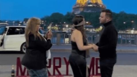 TikTok: Suegra interrumpe romántica pedida de mano en París y la destrozan en la red