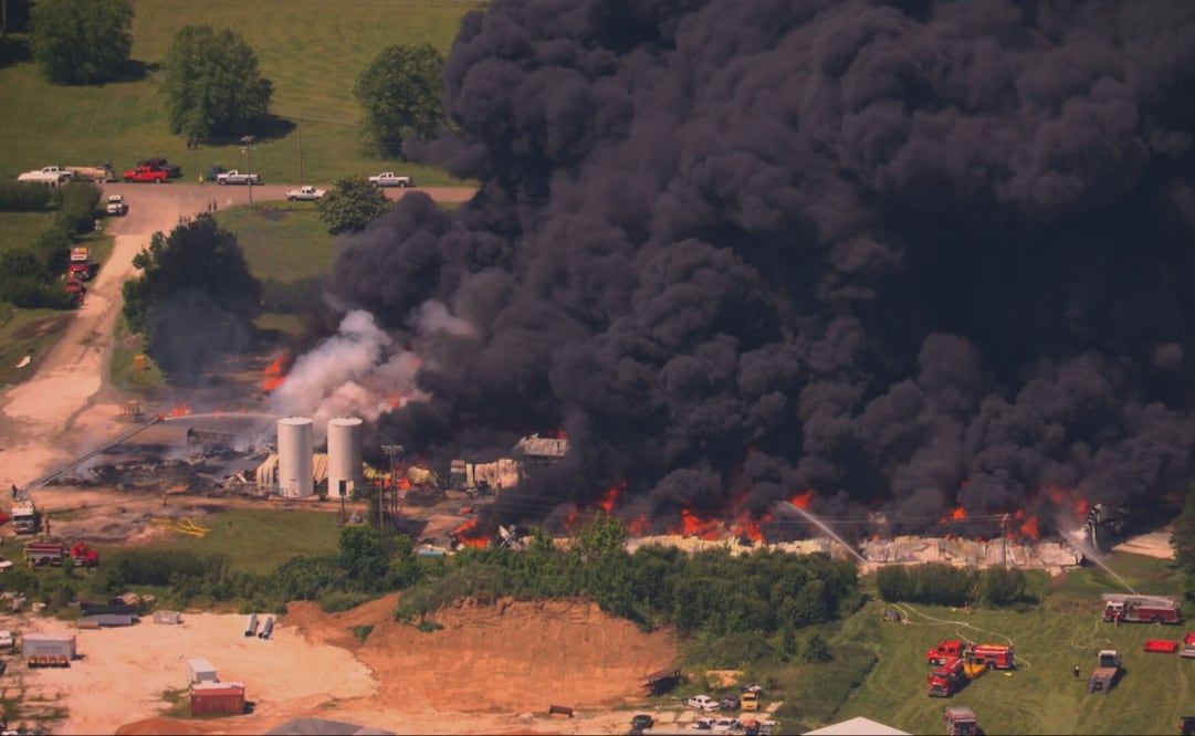 Incendio de la planta Sigma Renew 360 tras el incendio que la consumió por completo en el condado de Henry, Tennessee. Foto: @ChrisDavisMMJ.
