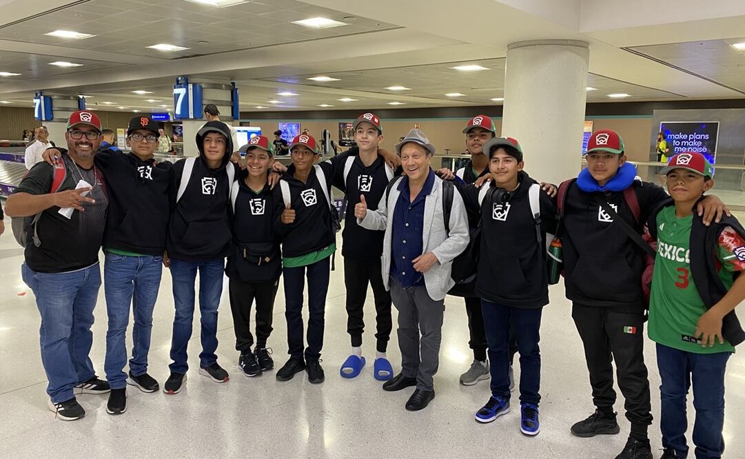 Rob Schneider le invitó la cena a un equipo juvenil de beisbol / Foto: Especiales