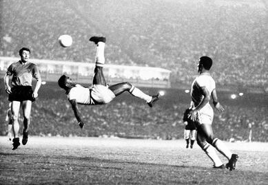 Pelé en fotos, un icono del siglo XX