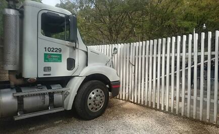 Maestros causan destrozos a puertas del IEEPO en Oaxaca