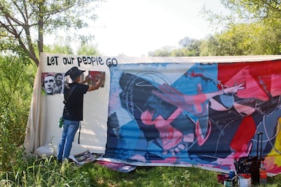 El pintor de las tragedias se inspira en la migración