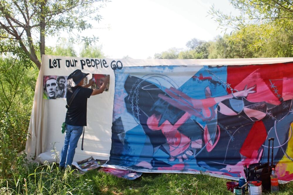 Obra de arte dedicada a los miles de migrantes que han cruzado hacia EU por Eagle Pass. Foto: Francisco Rodríguez / El Universal