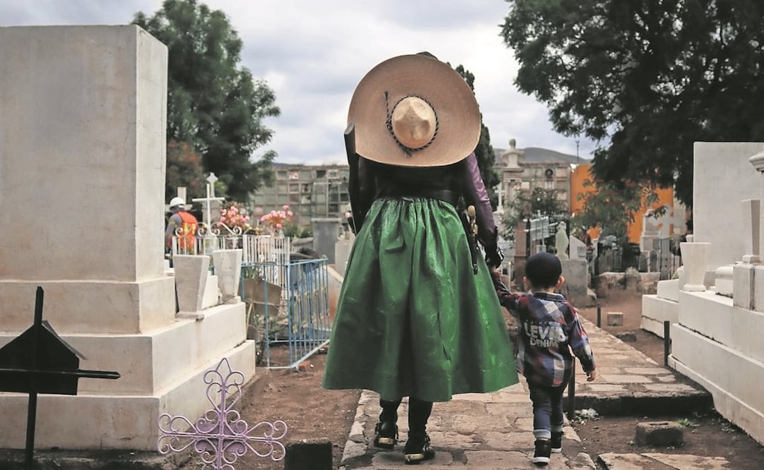 Uno de los personajes que caracteriza Bianca es una revolucionaria. La artista callejera guanajuatense, en un panteón con su hijo de la mano. Fotos: Andrea Murcia