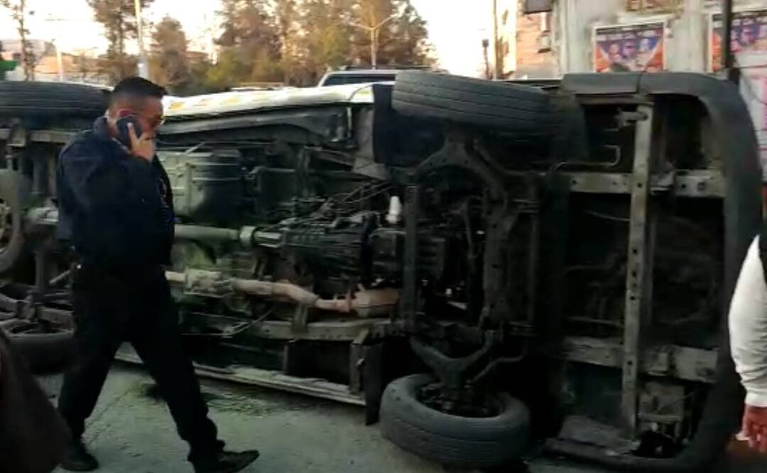 Foto: Especial/El Universal/ Una de las combis volcó tras el choque 