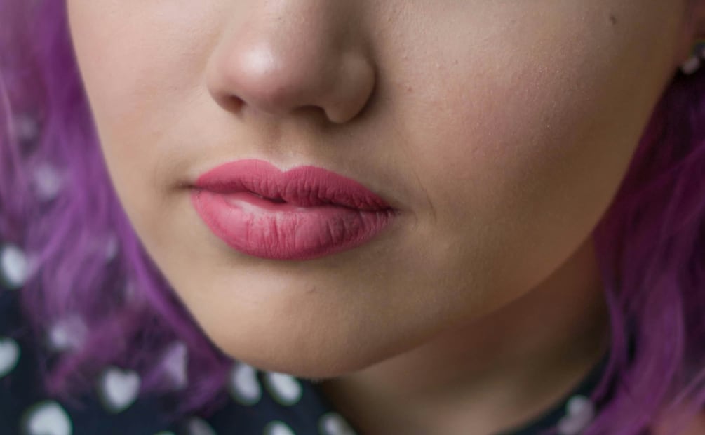 Blush mal colocado es igual a rostro caído.  Y labiales mate no favorecen del todo. Foto: Freepik