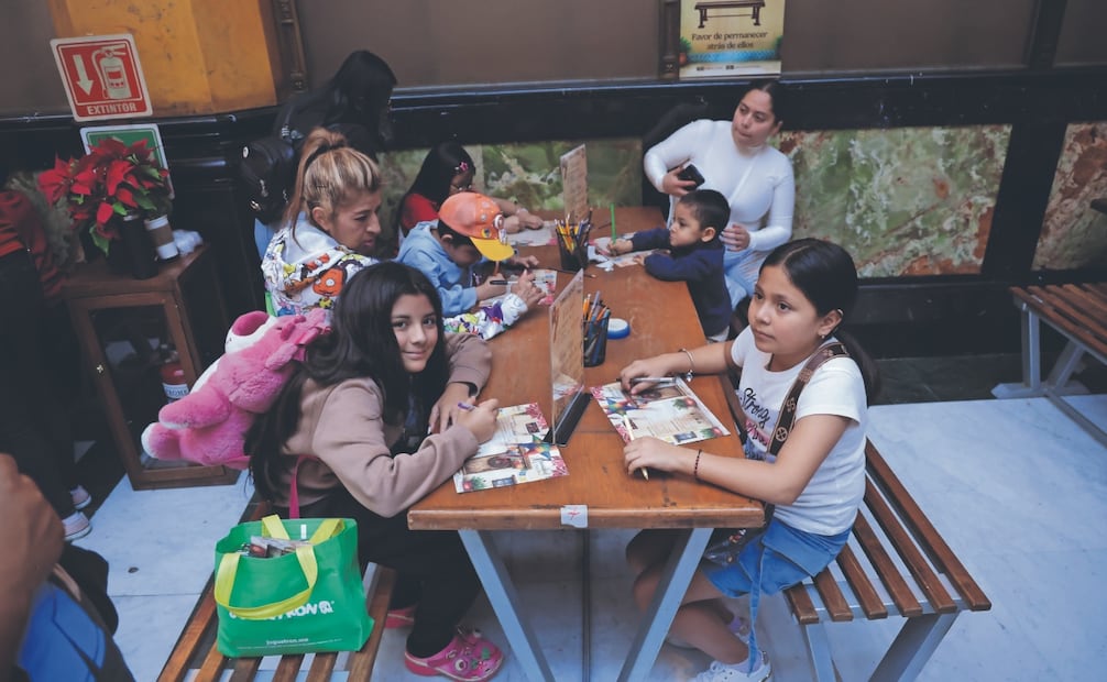 Algunos pequeños decidieron escribir su cartita en el Palacio Postal y no sólo pidieron juguetes y ropa, sino también que a sus papás les vaya bien en este nuevo año. 
Fotos: de Fernanda Rojas. El Universal