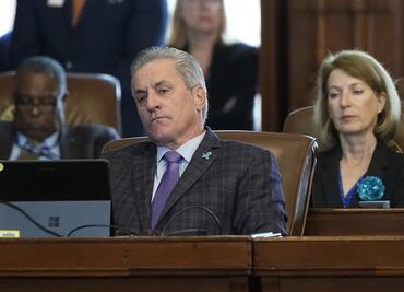 Republicanos votan para limitar el acceso de armas ante recientes tiroteos en Texas