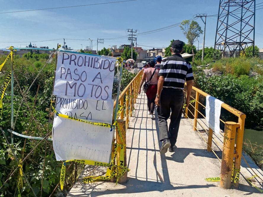 En el puente hay cartulinas de ambos lados del cauce del río de La Compañía, en el que se advierte que está prohibido el paso de motos. Foto: Emilio Fernández/El Universal