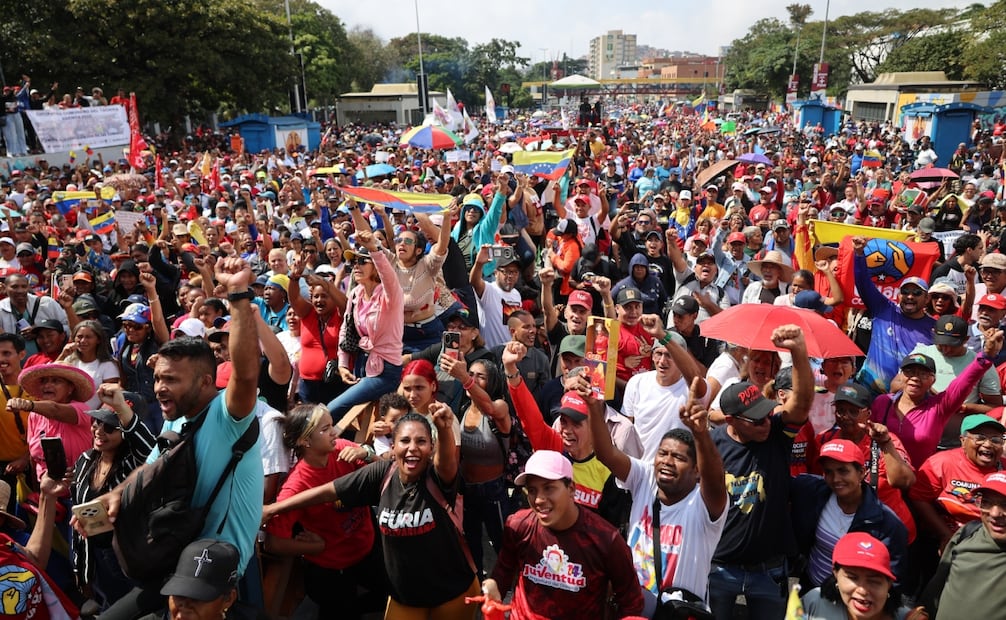 Desde la captura del líder venezolano, simpatizantes chavistas, activistas del partido en el gobierno y diversas autoridades oficialistas se han movilizado a diario. Foto: EFE