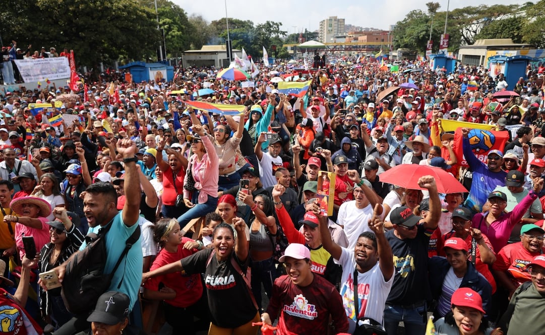 Simpatizantes del oficialismo participan en una manifestación en Caracas (Venezuela). El chavismo cierra filas tras la captura de Maduro en torno a Delcy Rodríguez, quien ejerce como presidenta encargada. Foto: EFE
