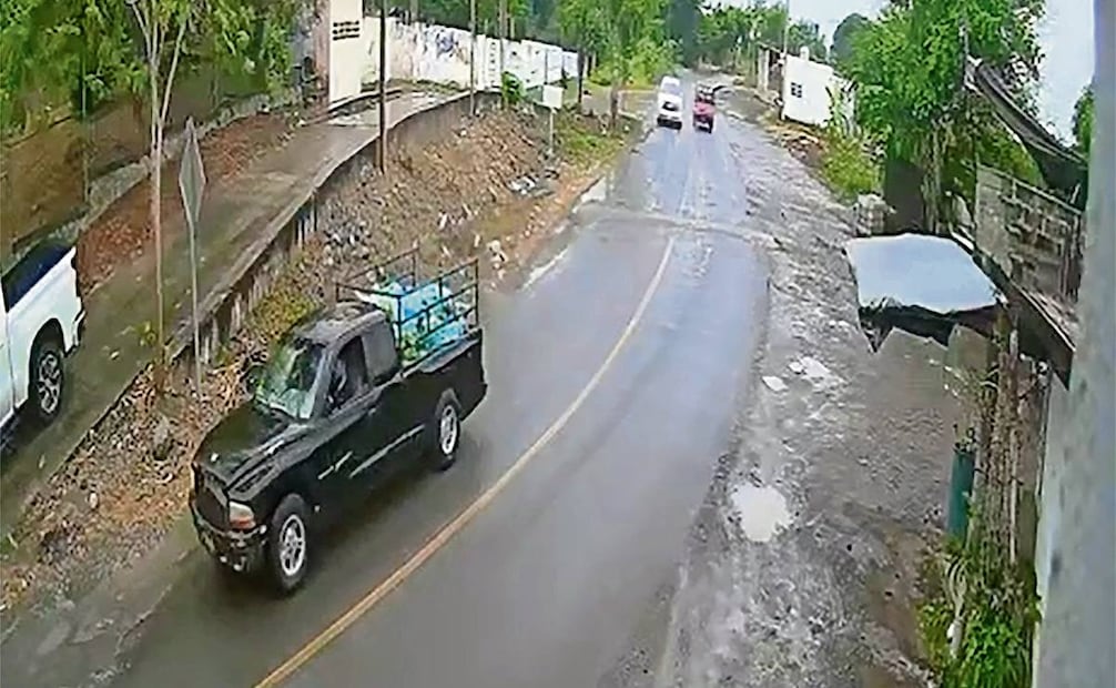 09:30. Los vehículos son captados al entrar a la localidad de San Vicente, a 4 kilómetros del centro de Coahuayana. Foto: Especial