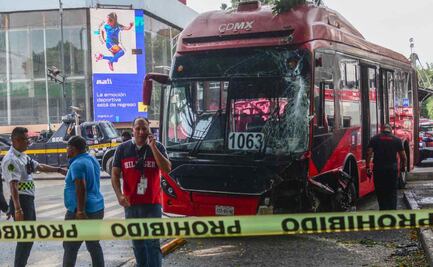 Auto invade carril confinado y choca contra Metrobús de Línea 6