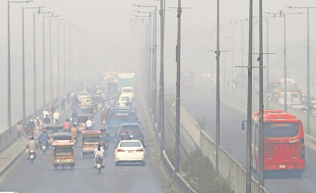 El smog envuelve a los vehículos que transitan en una carretera en Lahore, Paquistán. Foto: K.M. CHAUDARY. AP