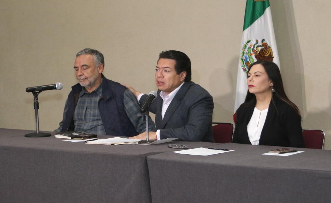 Conferencia del coordinador del grupo parlamentario de Morena en San Lázaro, Mario Delgado; el diputado, Alfonso Ramírez Cuéllar y la presidenta de la Cámara de Diputados, Laura Rojas / FOTO: Carlos Mejía