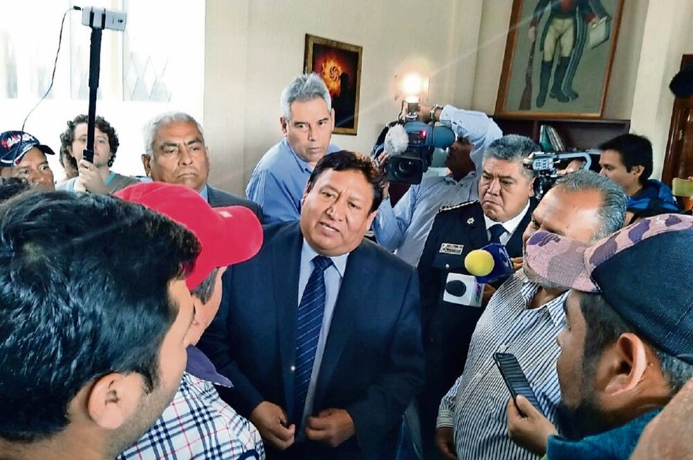 Un grupo de pirotécnicos expresó al alcalde de Tultepec, Armando Portuguez, su temor a los cateos que realizan autoridades federales y la Sedena en La Saucera, así como a los talleres clandestinos (ALMA RÍOS. EL UNIVERSAL)