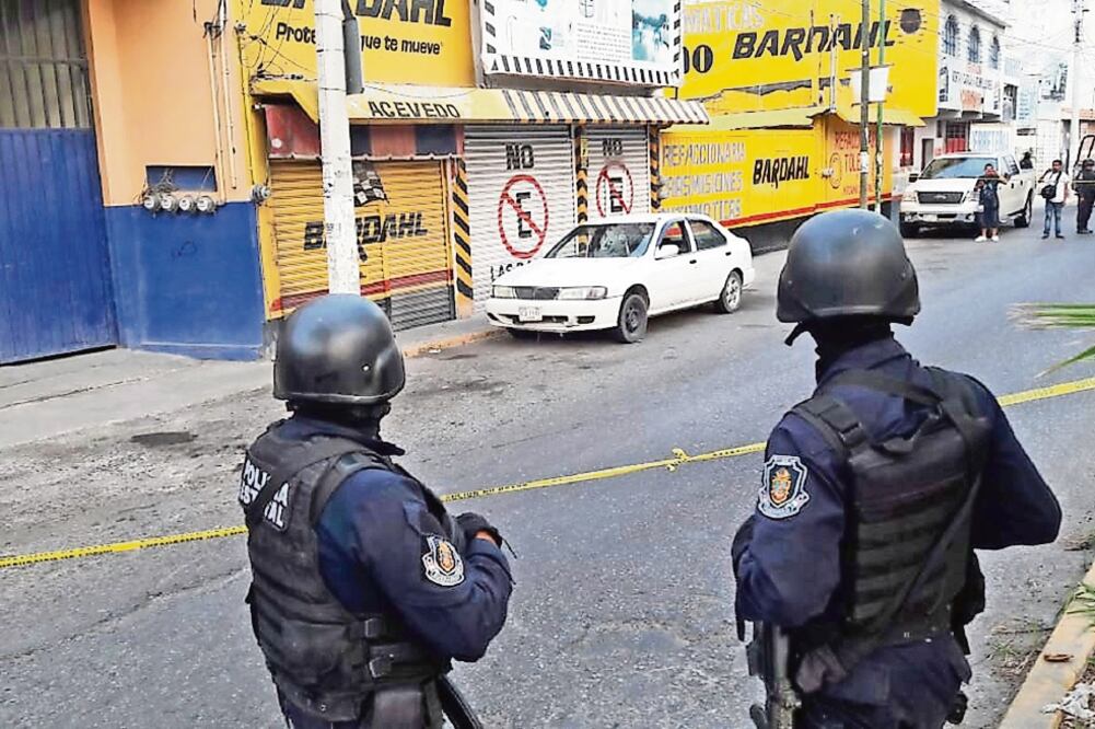 Elementos policiales resguardaron el lugar donde fue hallado el vehículo en el que se trasladaban los agentes a sus clases de Derecho en Chilpancingo (FOTOS: CORTESÍA)