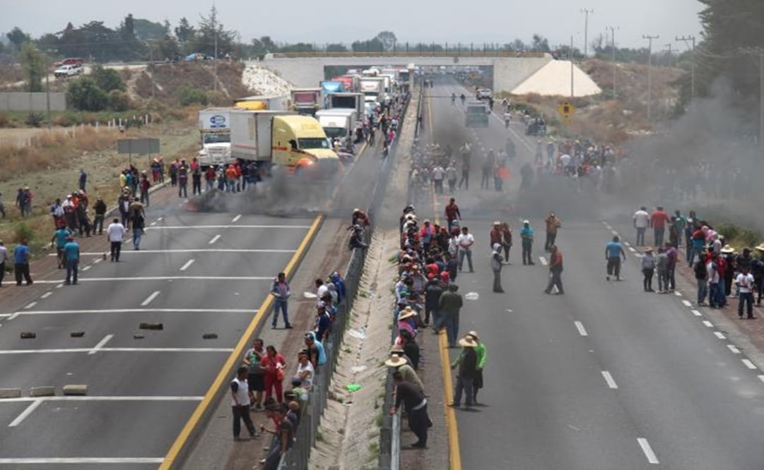 Residents burn tires to block a highway during a protest against the army after an incident with suspected oil thieves in the community of El Palmarito, on the outskirts of Puebla, Mexico, May 4, 2017- Photo:Ozair Viveros/REUTERS